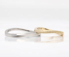 流れるようなウェーブの指輪